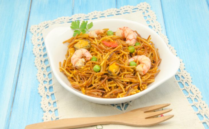 Gastronomia espanhola: aprenda receita de fideuá com camarões e conchas -  Revista Marie Claire
