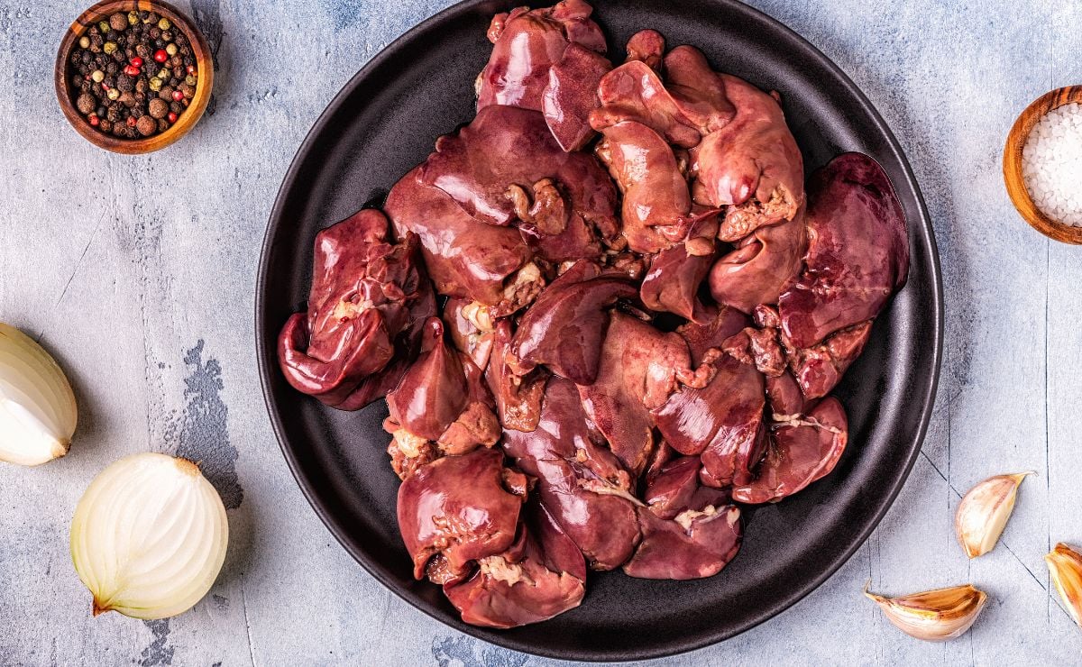 fígado de frango frito com cebola ao molho de vinho e alecrim