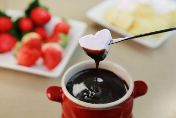 11 receitas de fondue de chocolate ao estilo suíço para fazer em casa