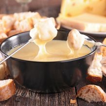 11 receitas de fondue de queijo para comer ajoelhado