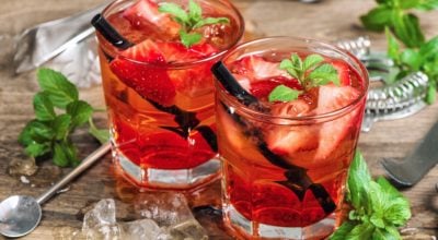 5 receitas de gin com morango para um drink apaixonante