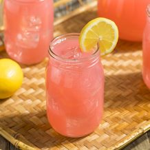 7 receitas de limonada rosa com muito charme e refrescância