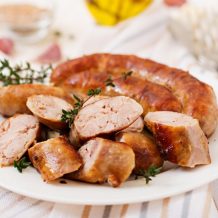10 receitas de linguiça assada para aprimorar o churrasco