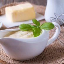 7 receitas de molho branco com queijo para complementar seus pratos