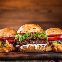 21 receitas de molho para hambúrguer para deixar o sanduíche mais gostoso