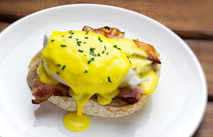 11 receitas de ovos benedict para viajar sem sair de casa