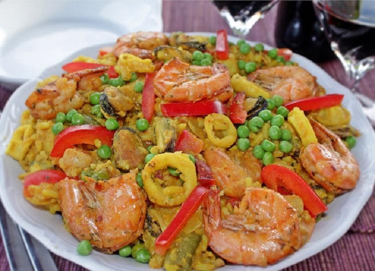 Pescados Hermes - Fideuá de Camarão, receita espanhola! Bem parecido com a  paella, a diferença entre os dois é basicamente a troca do arroz pelo  macarrão no preparo. Peça o seu camarão