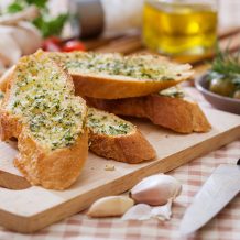 15 receitas de pão de alho perfeitas para deixar seu churrasco mais gostoso