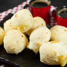 16 receitas de pão de queijo recheado para um lanche ainda mais especial