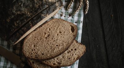 7 receitas de pão preto para incluir no seu dia a dia