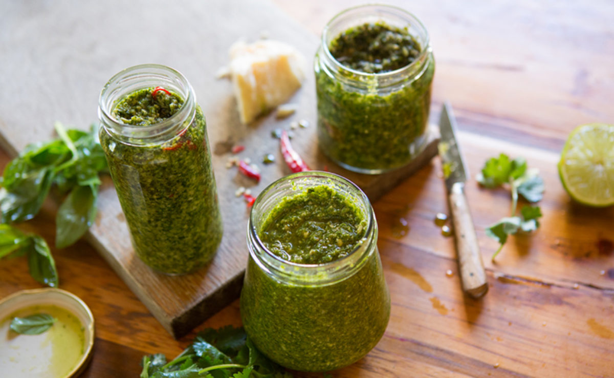 11 receitas de pesto de manjericão para incrementar seus pratos