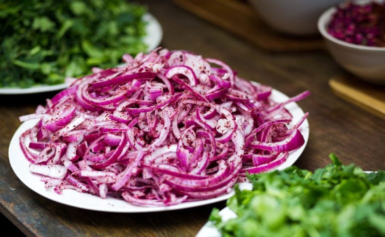 Salada de cebola roxa com orégano