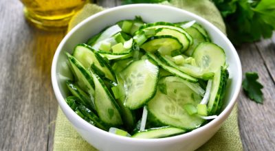 14 receitas de salada de pepino leves, gostosas e refrescantes