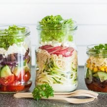 24 receitas de salada no pote que são a cara do verão