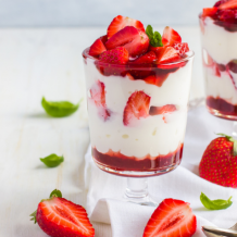 10 receitas de sobremesas de morango com leite condensado irresistíveis