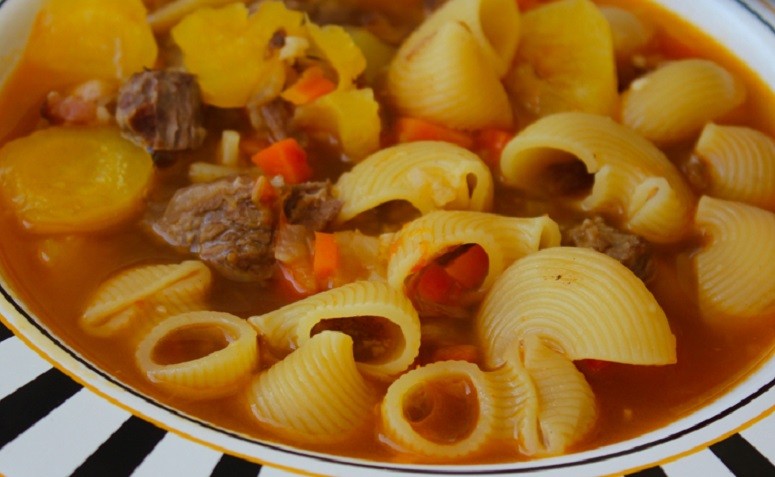 14 receitas de sopa de macarrão deliciosas e que esquentam até a alma