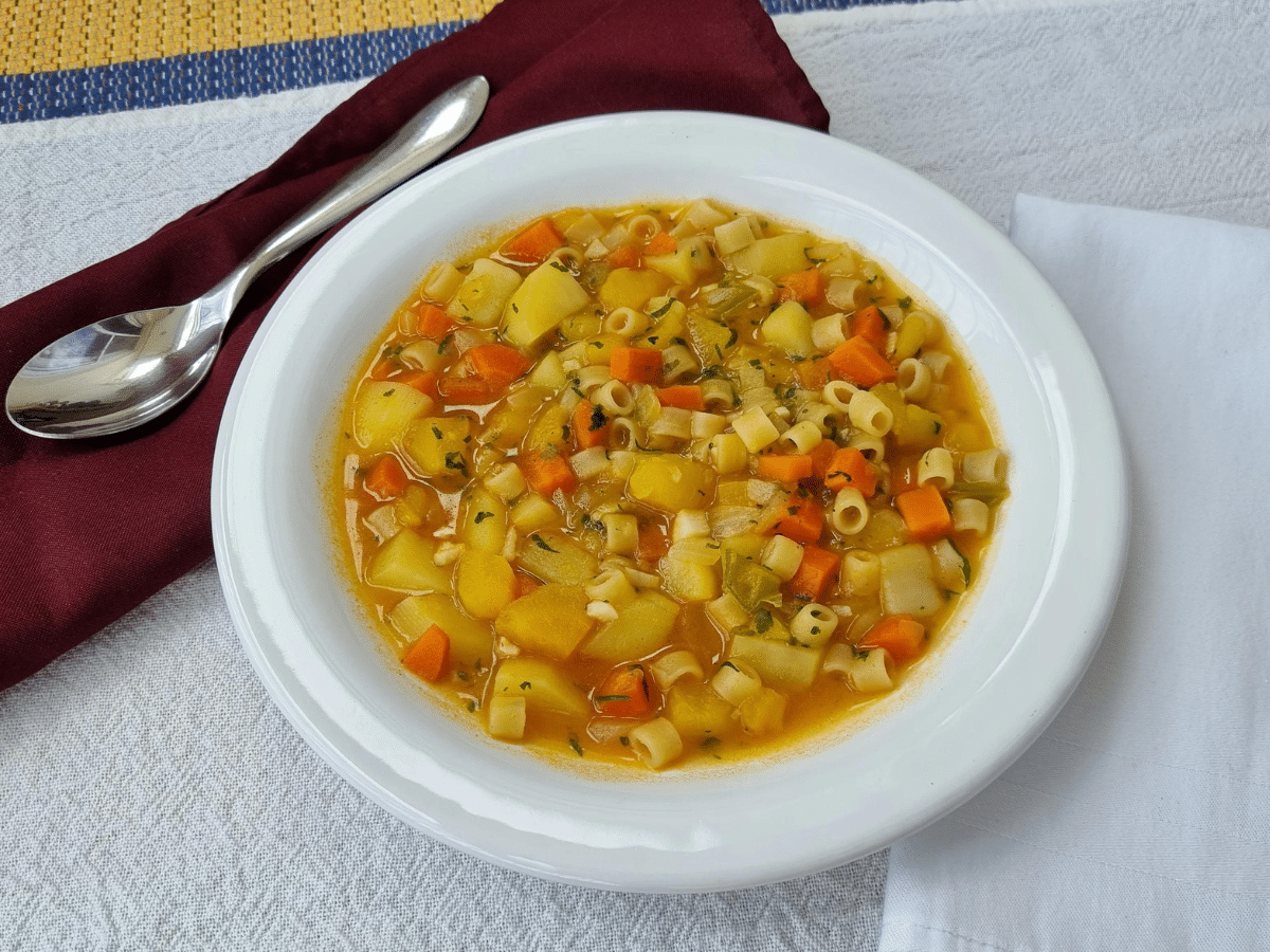 20 receitas de sopa de macarrão deliciosas e quentinhas