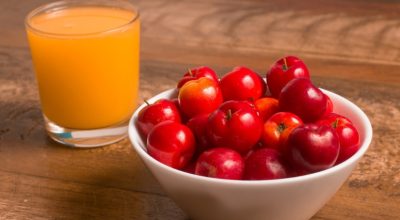 10 receitas de suco de acerola para um verão mais refrescante e saboroso