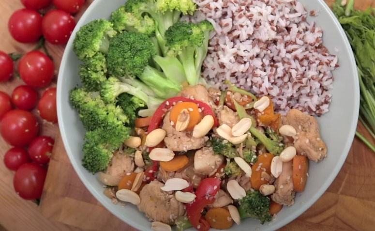 30 receitas fit com frango para você não sofrer na dieta