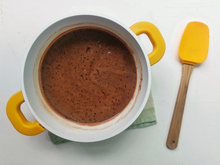 Uma panela contendo manteiga, cacau em pó, leite condensado, creme de leite e chocolate derretido.