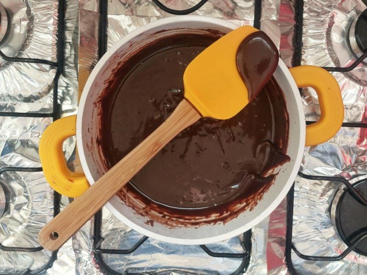 Uma panela ao fogo com a mistura de todos os ingredientes do recheio.