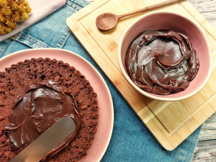 Bolo e um recipiente com recheio de brigadeiro.