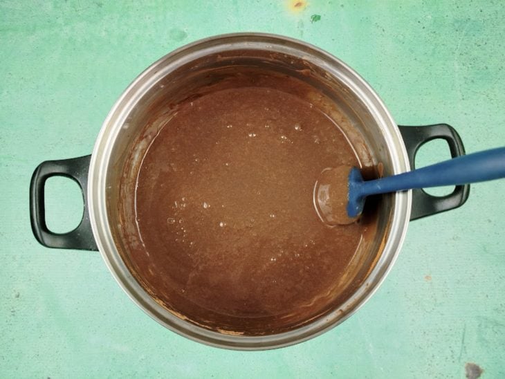 Uma panela com a mistura de leite condensado, cacau e amido.