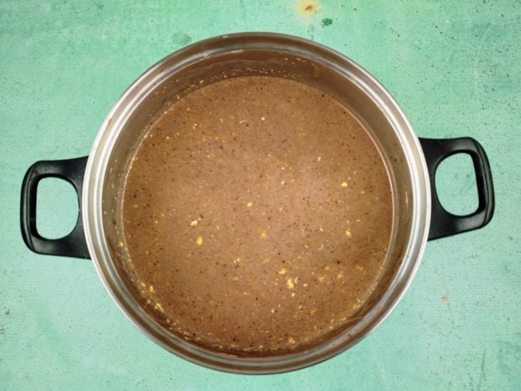 Uma panela contendo a mistura de todos os ingredientes do recheio.