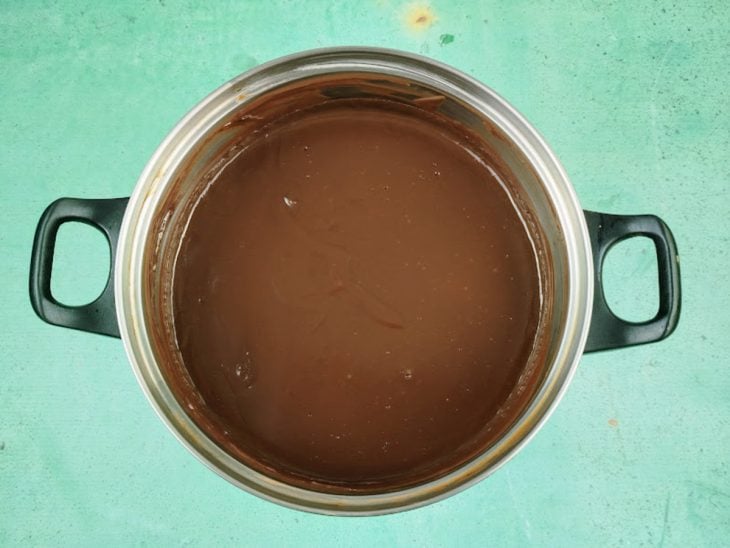 Uma panela com a mistura do recheio após cozinhar.