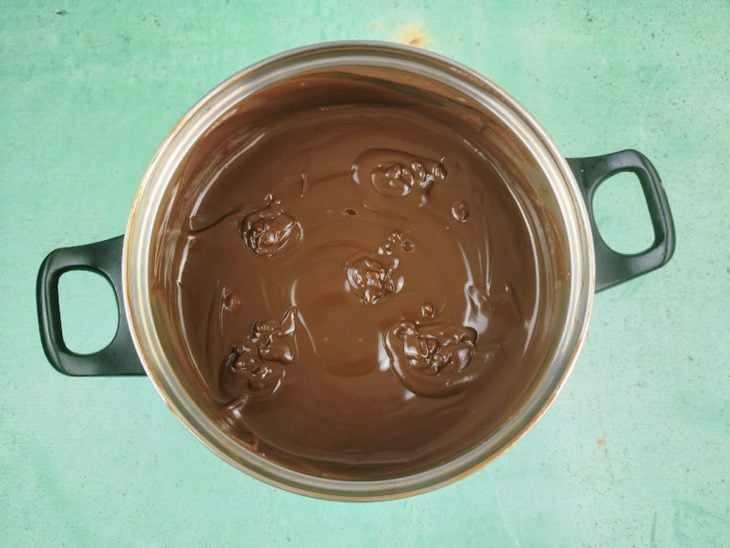 Uma panela com a mistura do recheio ao ponto.