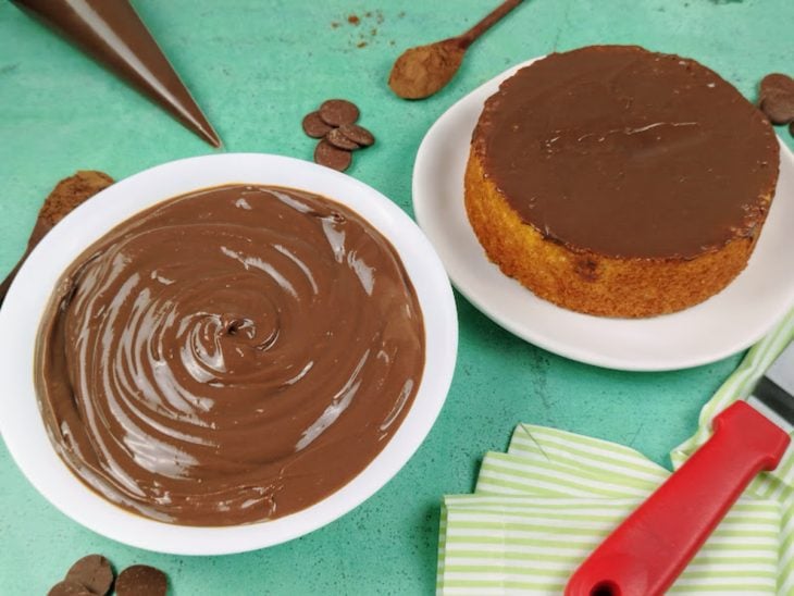 Pratos contendo recheio de chocolate para bolo.