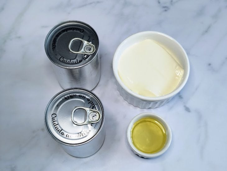 Uma bancada com os ingredientes separados.