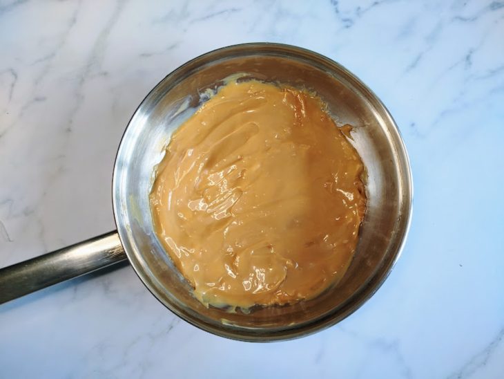 Uma panela contendo doce de leite.