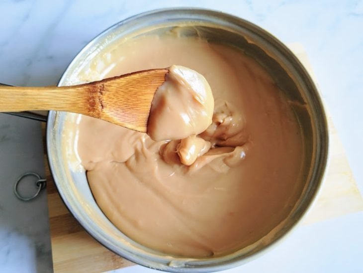 Uma panela contendo recheio de doce de leite.