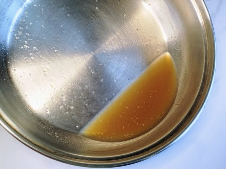 Uma panela com suco de limão escurecido.