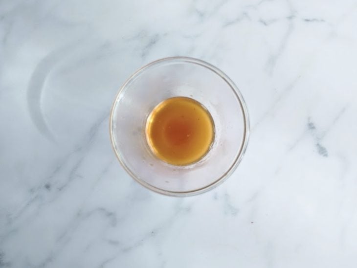 Recipiente com suco de limão reduzido.