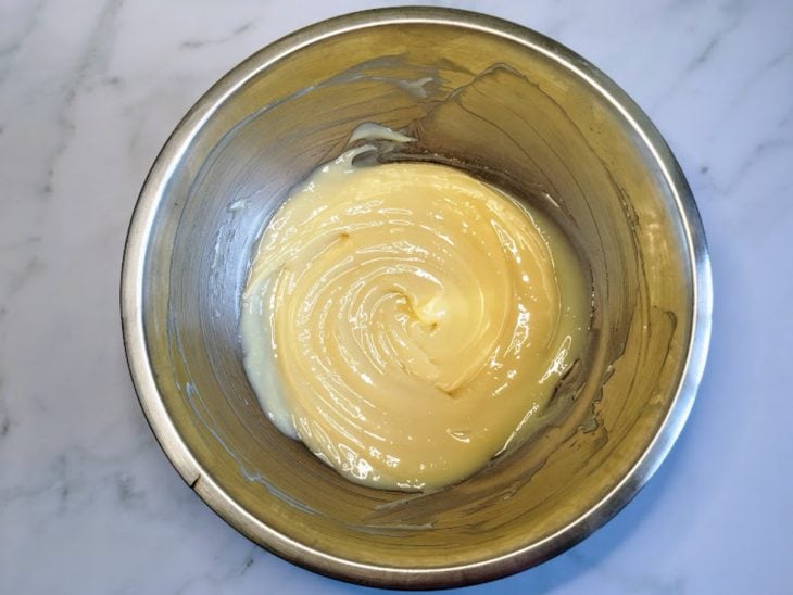 Recipiente com a mistura de leite condensado e suco de limão reduzido.