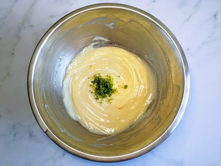 Recipiente com a mistura de leite condensado, suco de limão reduzido e raspas de limão.
