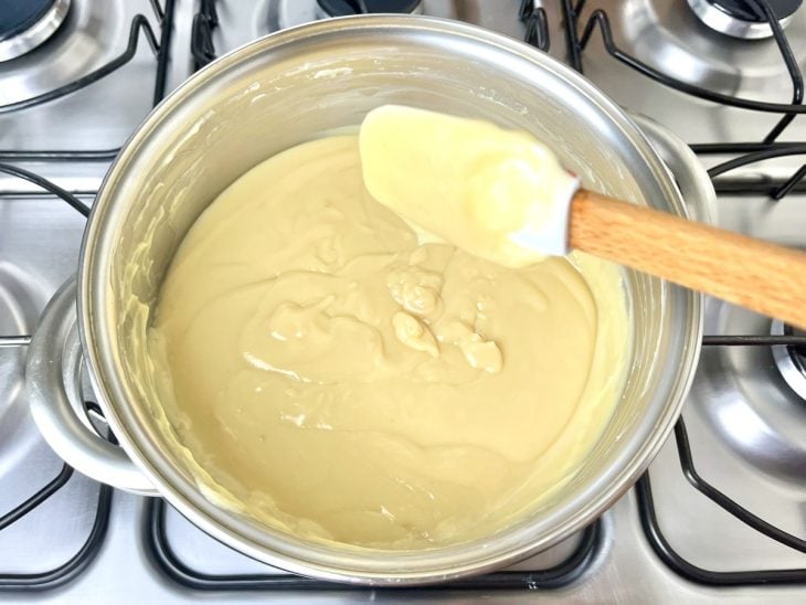 Uma panela com a mistura dos ingredientes ao fogo.
