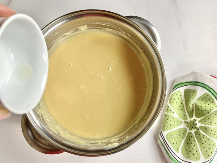 Uma panela com a mistura dos ingredientes e a adição do suco de limão.