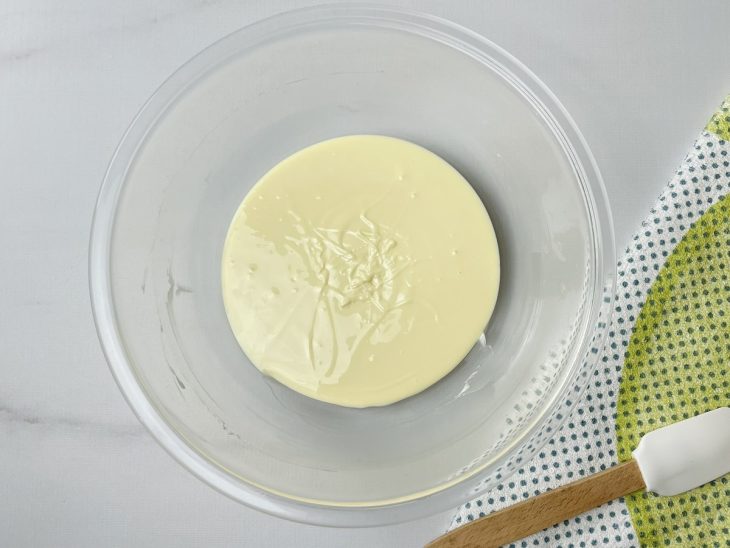 Um recipiente contendo chocolate branco derretido.