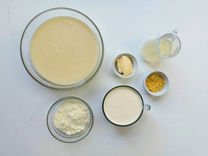 Uma bancada com os ingredientes separados.