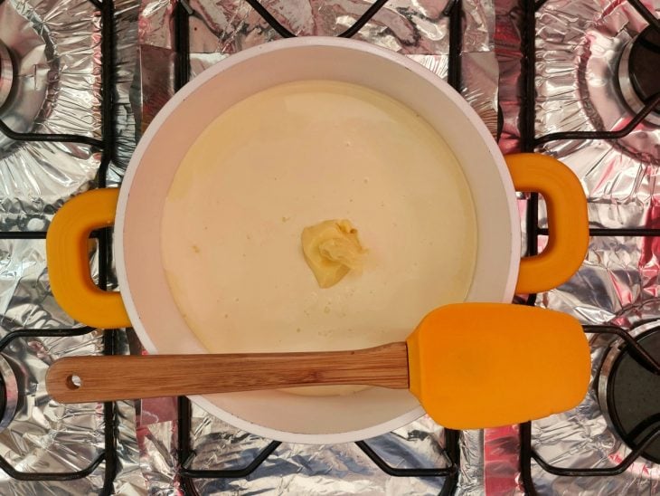 Uma panela com leite condensado, creme de leite e manteiga.