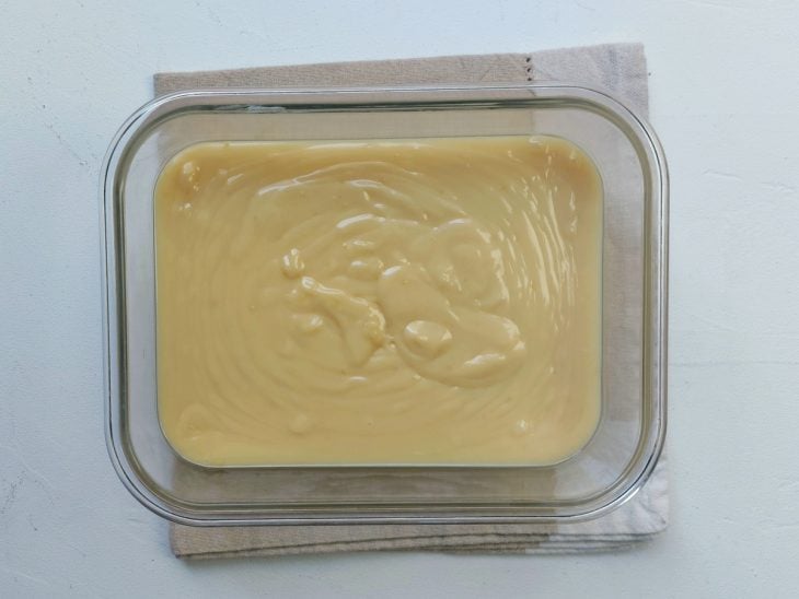 Uma travessa com a mistura de todos os ingredientes para o recheio.