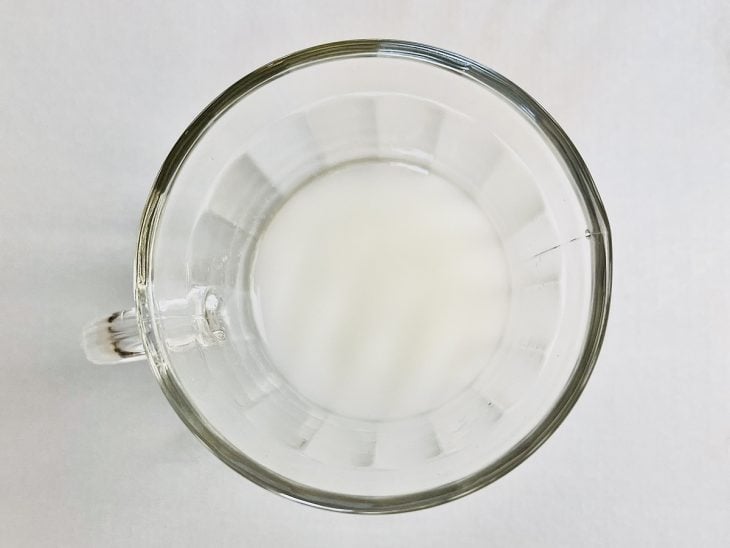 Amido de milho dissolvido em água dentro de um recipiente de vidro.