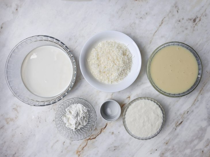 Ingredientes organizados sobre a bancada para iniciar o preparo.