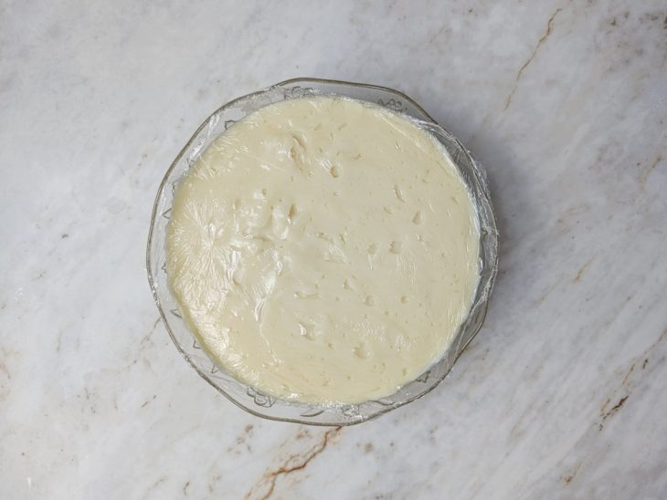 Recheio transferido para travessa de vidro e coberto com plástico filme.