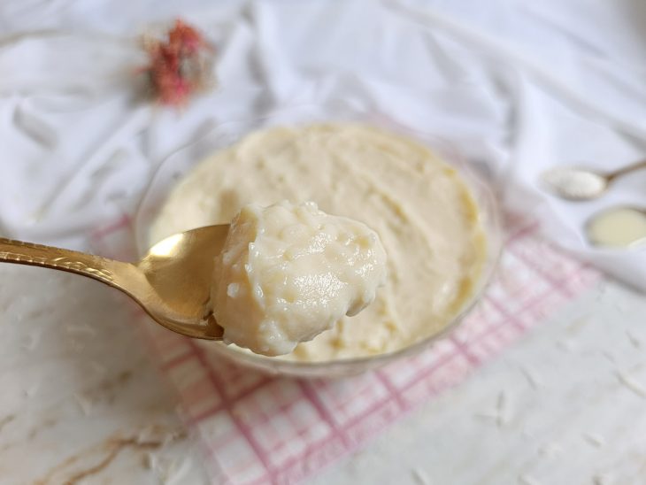 Recheio de prestígio servido com colher.