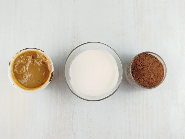 Ingredientes organizados sobre a bancada.