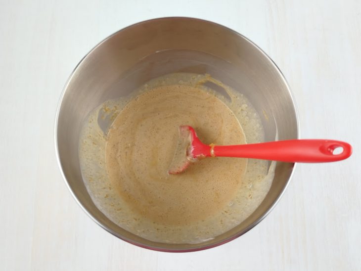 Doce de leite e chantilly sendo misturados na tigela da batedeira.
